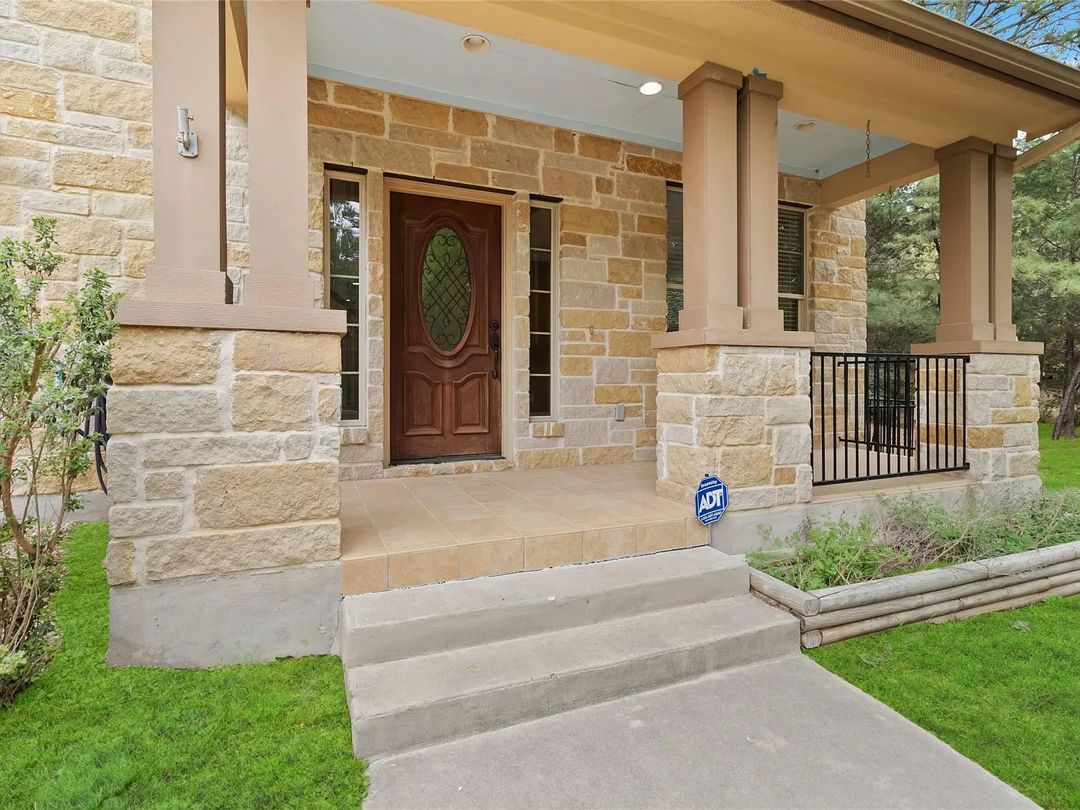 4 bed, 2.5 bath, 2760 sqft, $2,500 — Photo 3