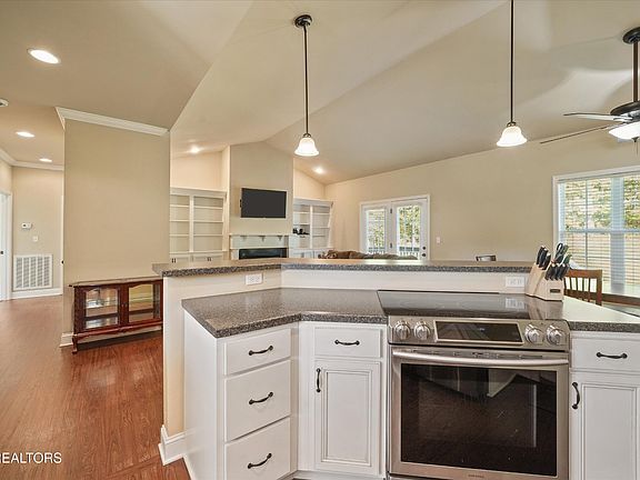 4th image of 174 Zoe Cir