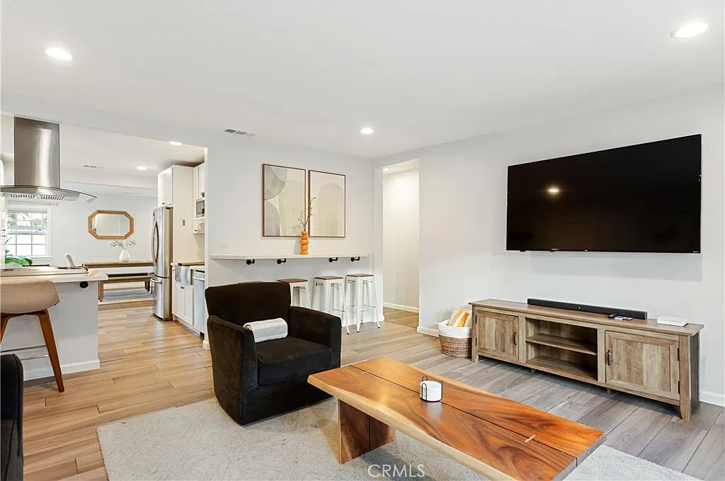 3 bed, 1906 sqft, $5,275 — Photo 2