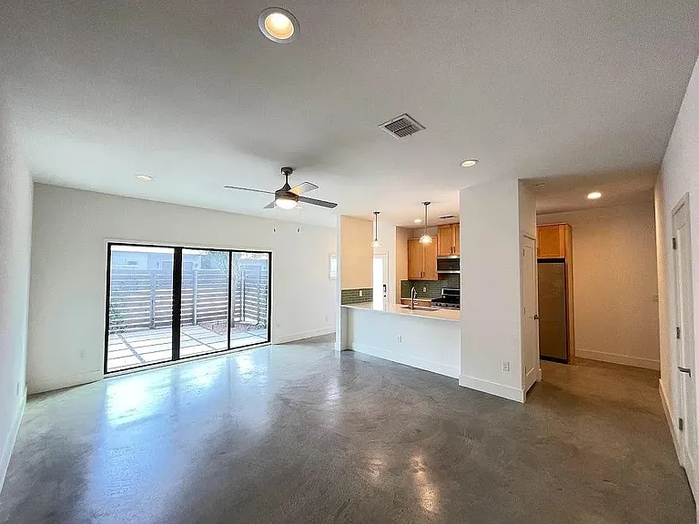 2101 Montopolis Dr #20 — Photo 5
