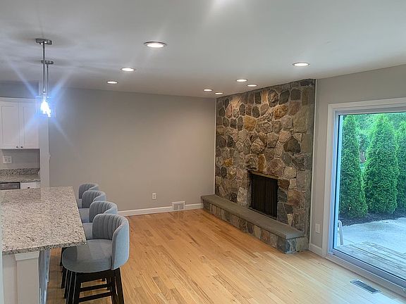 4th image of 14437 Crestwood Dr