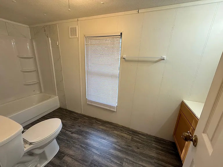 16584 Lakeway Cir — Photo 6