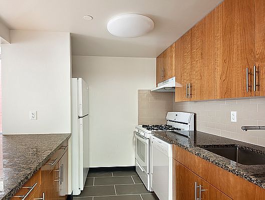 5th image of 324 Pleasant Ave APT 2E