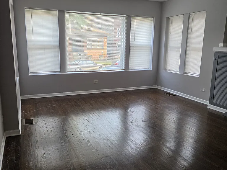 5536 W Congress Pkwy #1 — Photo 4