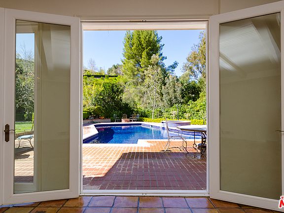4th image of 2543 Benedict Canyon Dr