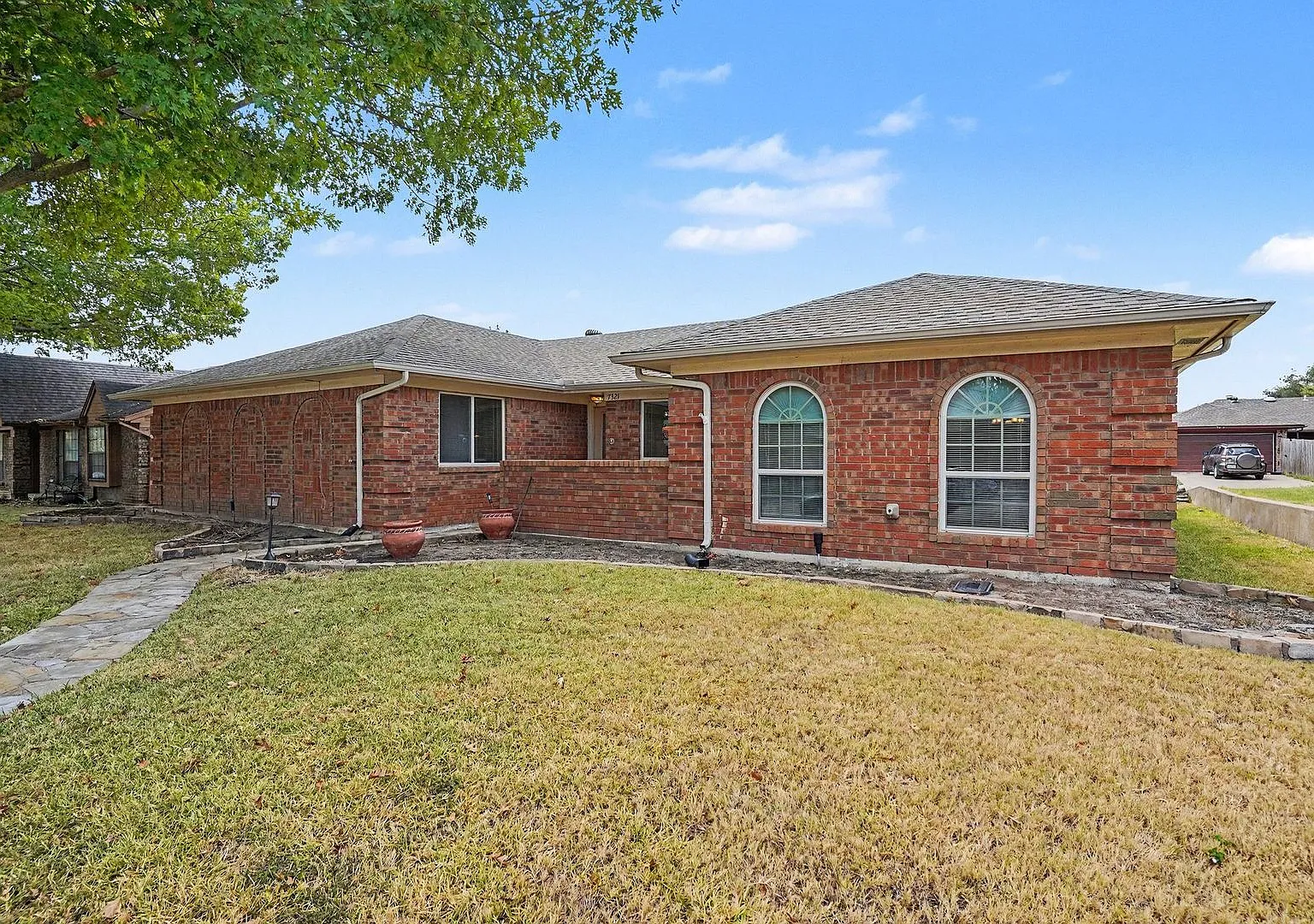 Spacious Single-Story Home with Fireplace, Large Backyard & 2-Car Garage — Photo 2
