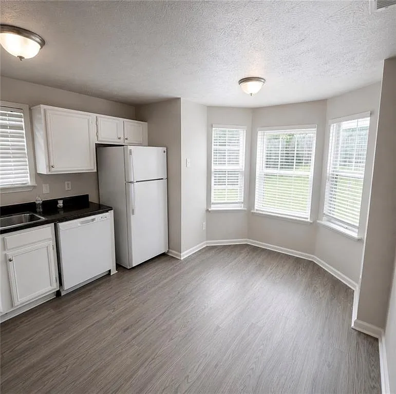 3 bed, 2.0 bath, 1376 sqft, $1,950 — Photo 4