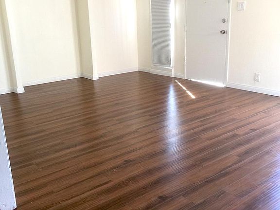 3rd image of 952 N Wilton Pl