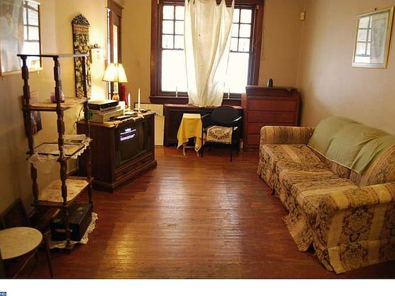3rd image of 647 E Tioga St