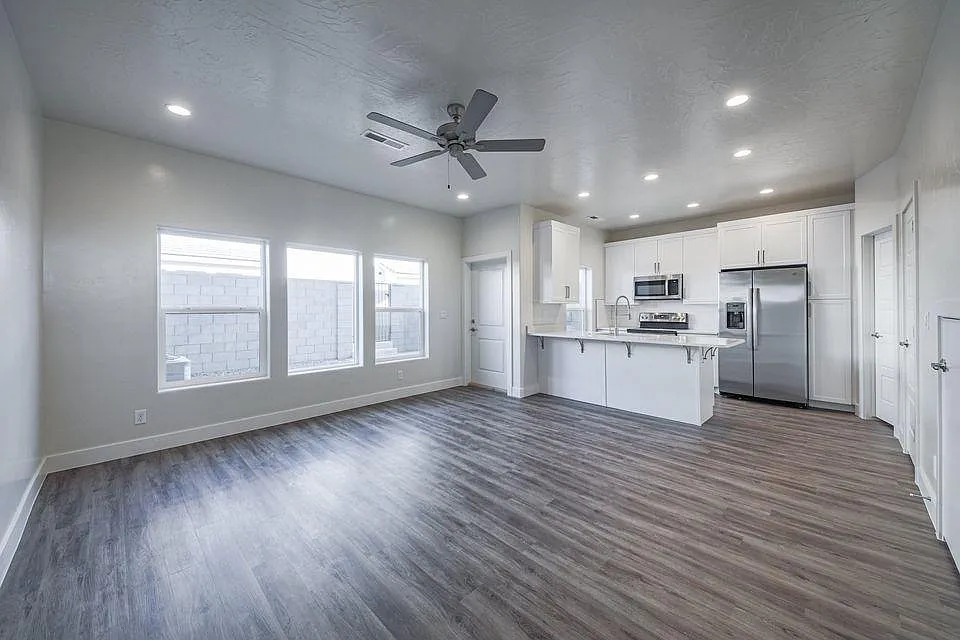 3 bed, 2.5 bath, 1477 sqft, $1,950 — Photo 2