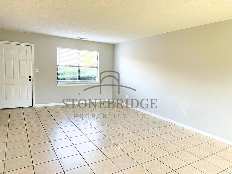 302 Hillsboro Ln — Photo 3
