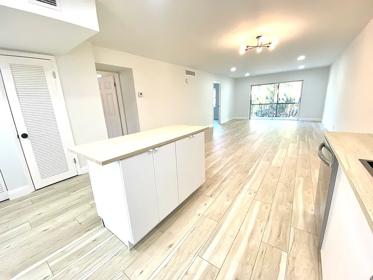 6061 N Falls Circle Dr #7 — Photo 4