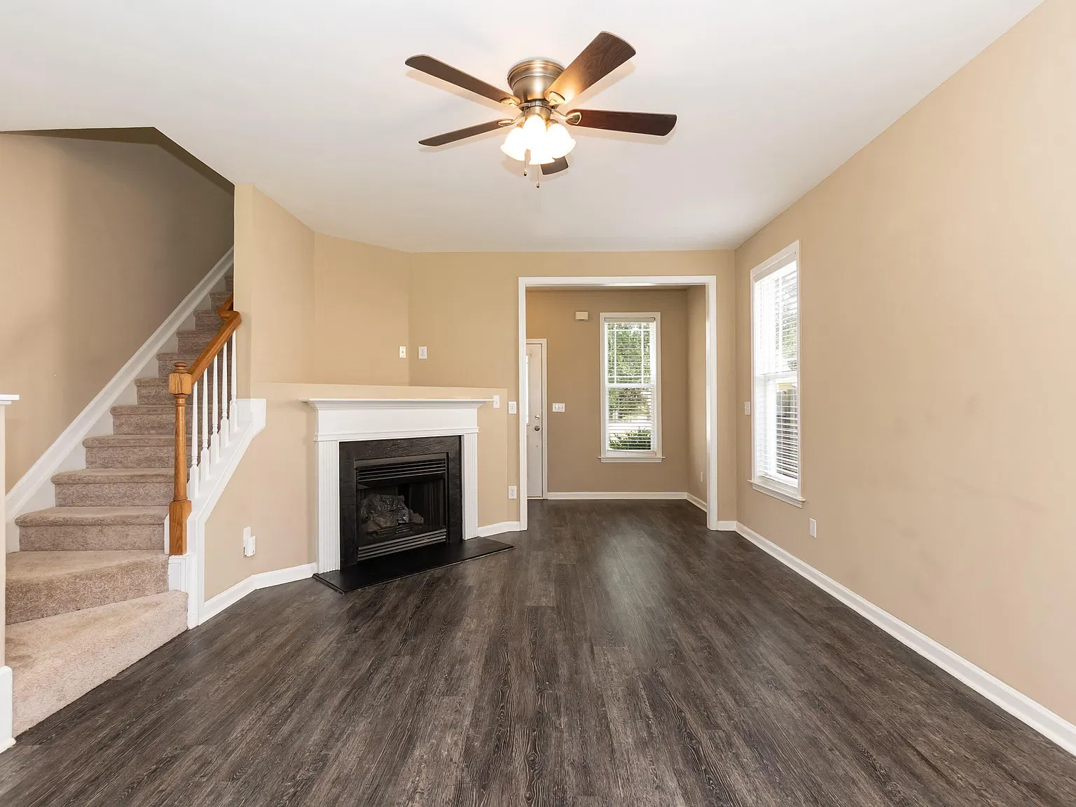 3 bed, 2.5 bath, 1420 sqft, $1,795 — Photo 3