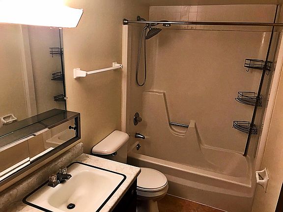 Upstairs Full Bathroom