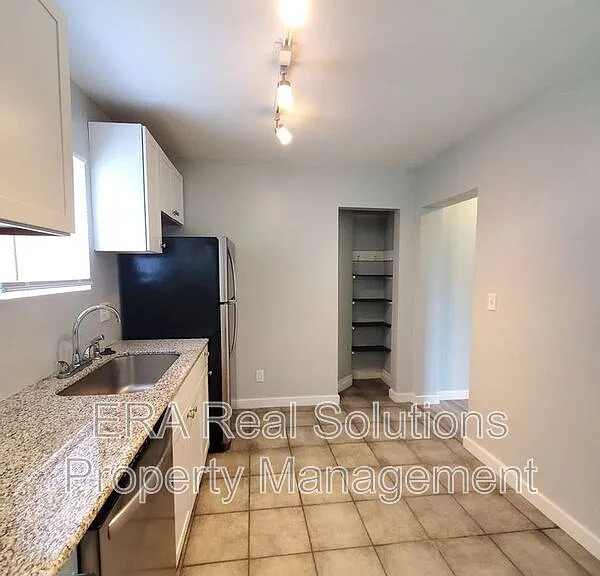 1092 Oakwood Ave — Photo 6
