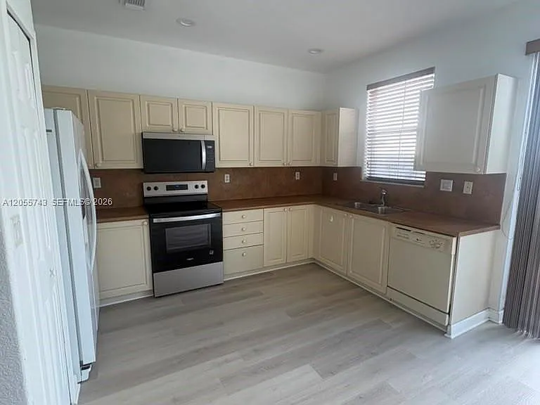 5420 NW 107th Ave #301 — Photo 3