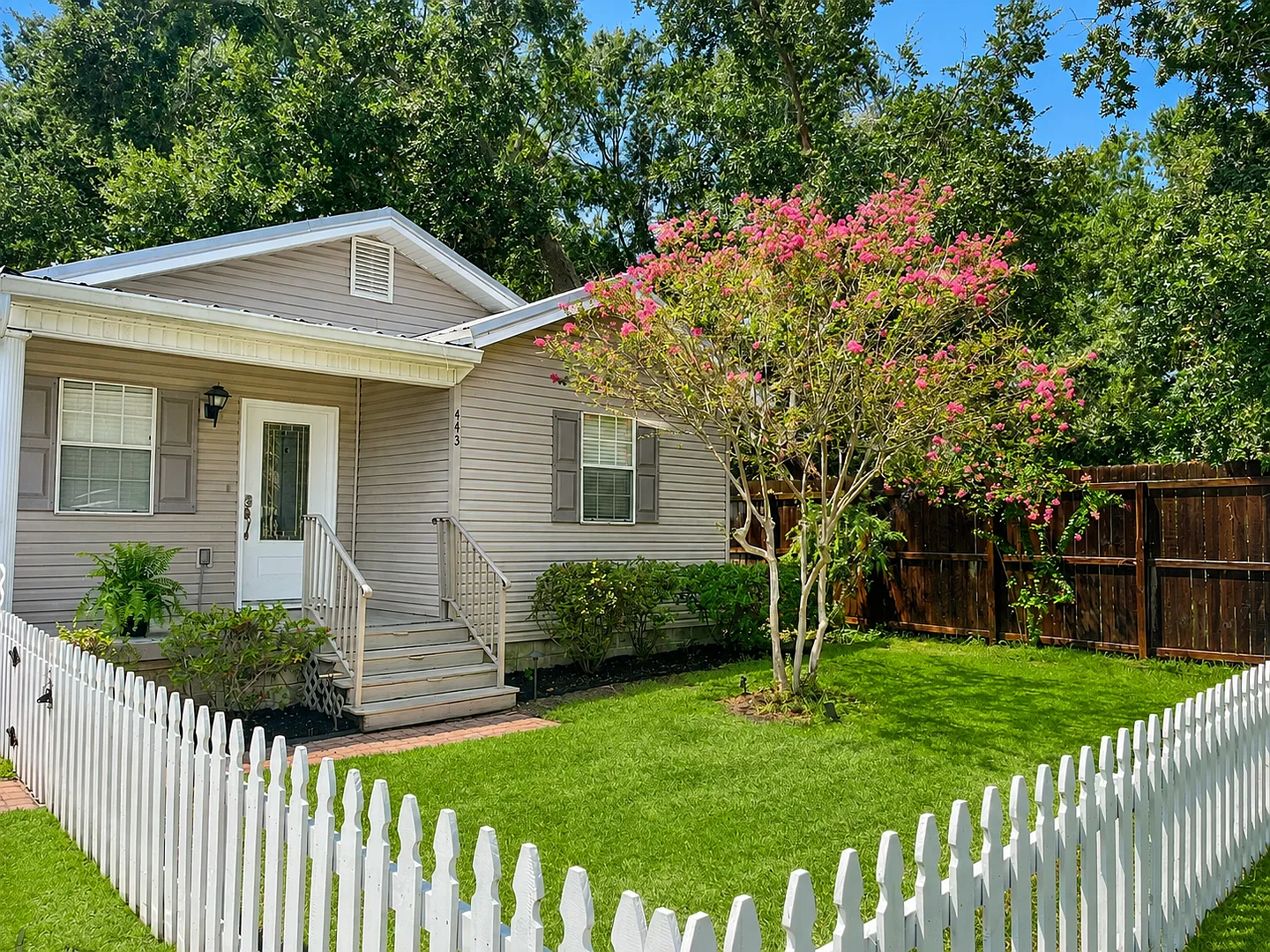 Charming Downtown Ocean Springs Cottage Walk to the Beach and Downtown! — Photo 1