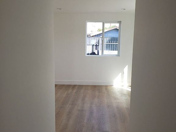 4th image of 845 W 79th St