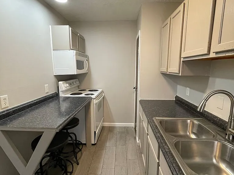 111 W. Franklin-Fourpoint — Photo 2