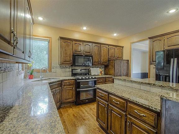 Spacious kitchen! Newer appliances all stay!