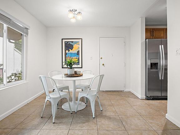5th image of 2704 Oak Road #77