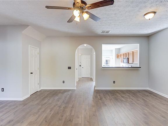 3rd image of 31 Pearl Chambers Dr