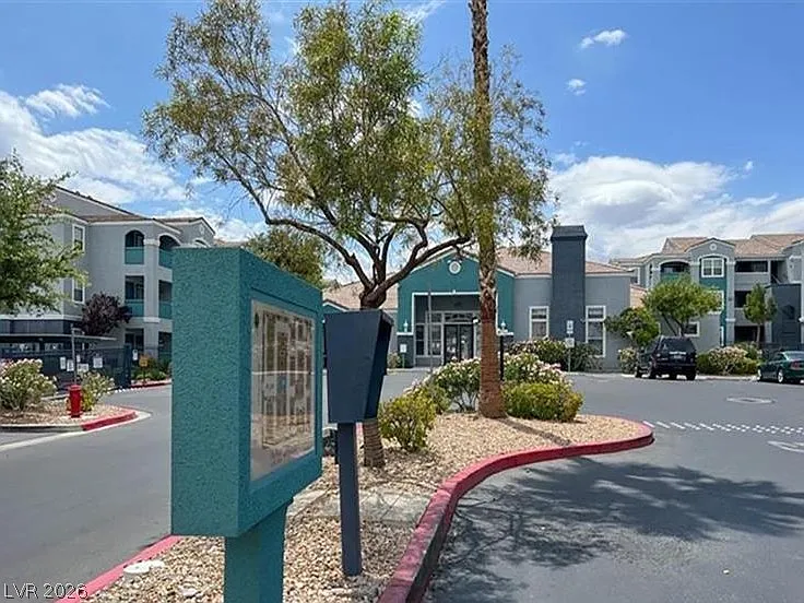 1 bed, 1.0 bath, 776 sqft, $1,195 — Photo 2