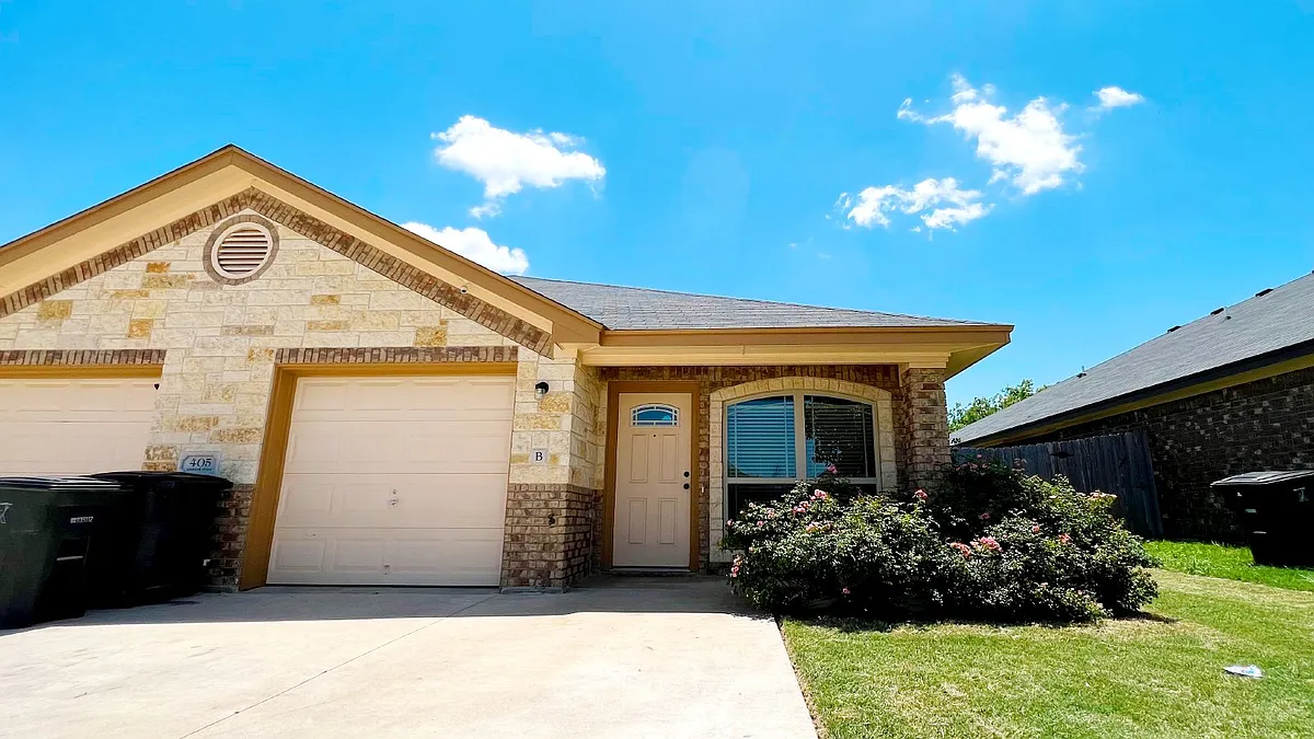 Building Photo - 405 Sladecek Dr #B
