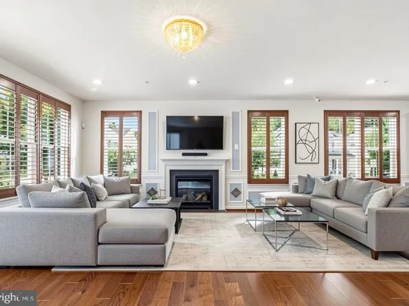 7976 Meridian Dr, Pasadena, MD 21122