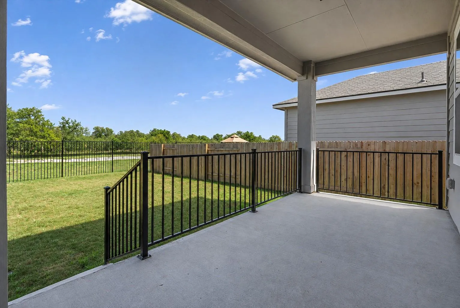 4 bed, 3.0 bath, 2502 sqft, $2,300 — Photo 2