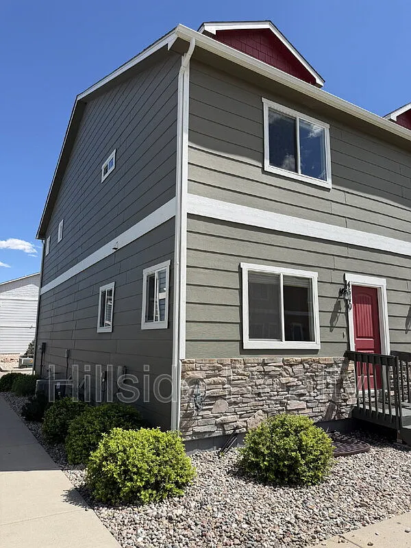 2 bed, 3.5 bath, 1552 sqft, $1,700 — Photo 2