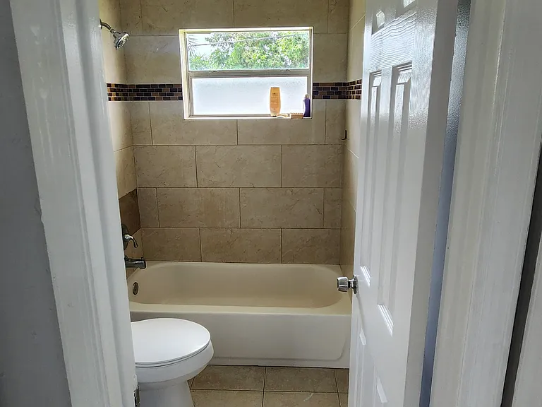 220 NW 18th St — Photo 5