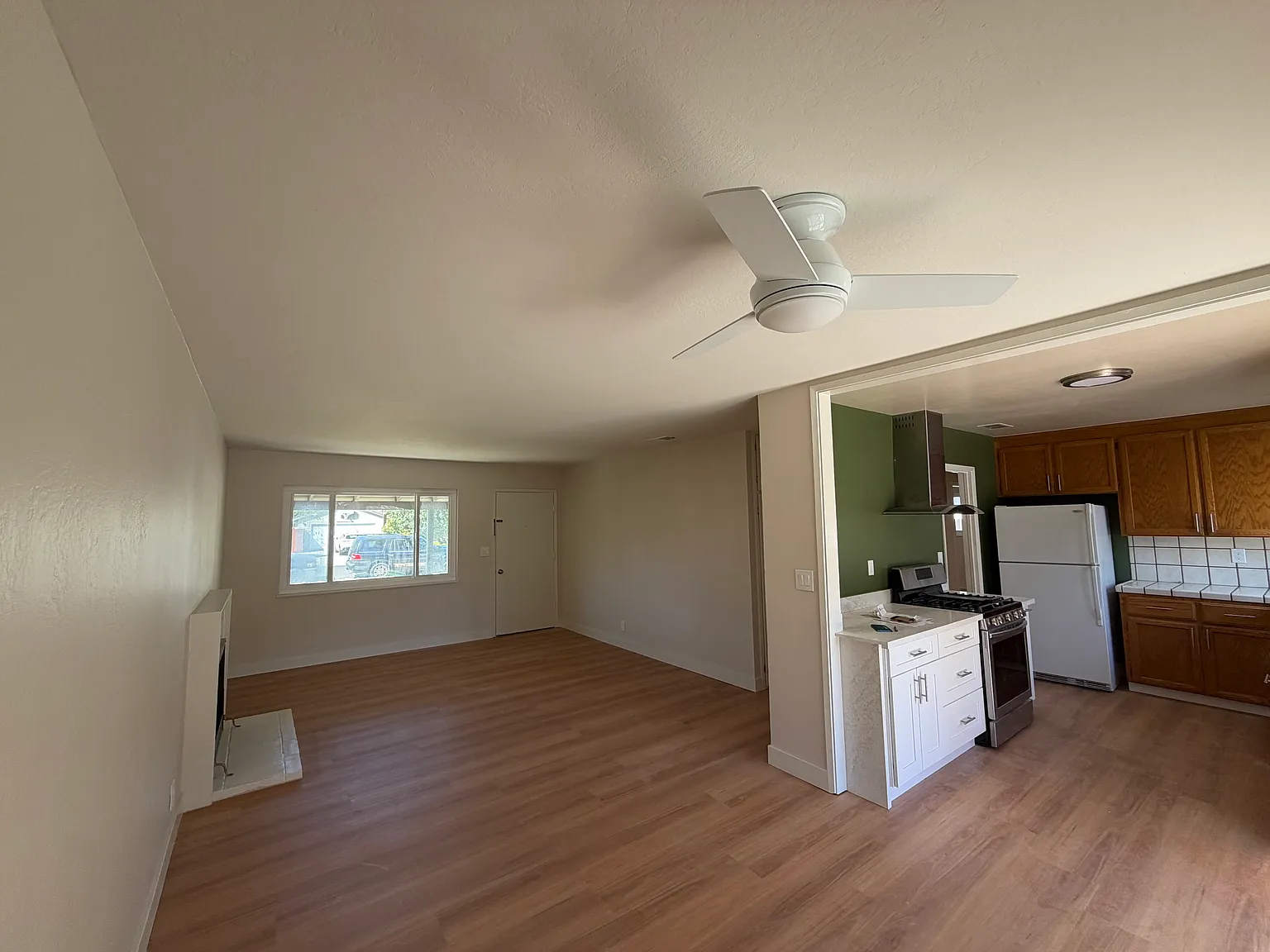3 bed, 1060 sqft, $4,400 — Photo 3