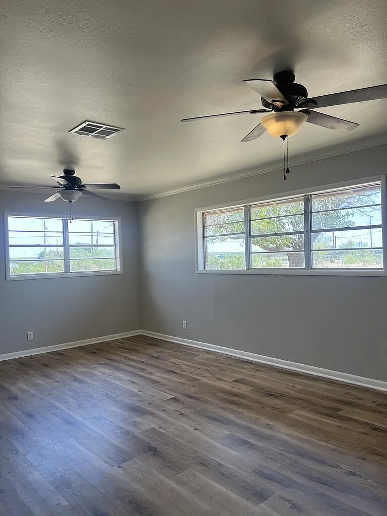 3 bed, 2.0 bath, 1611 sqft, $2,100 — Photo 3