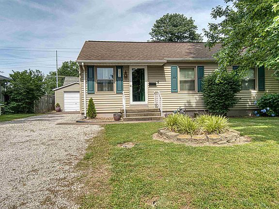 2nd image of 1024 N Roosevelt Dr