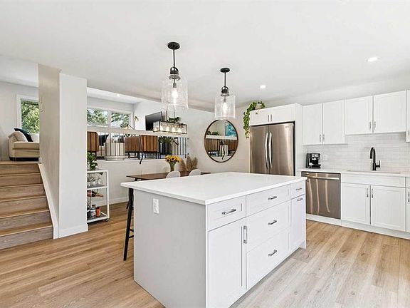 4th image of 16 E Brae Glen Ct SW