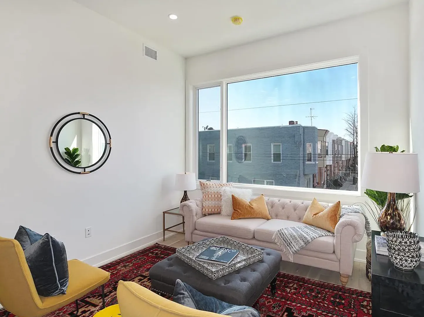 Stunning Apartment on Snyder Ave — Photo 4