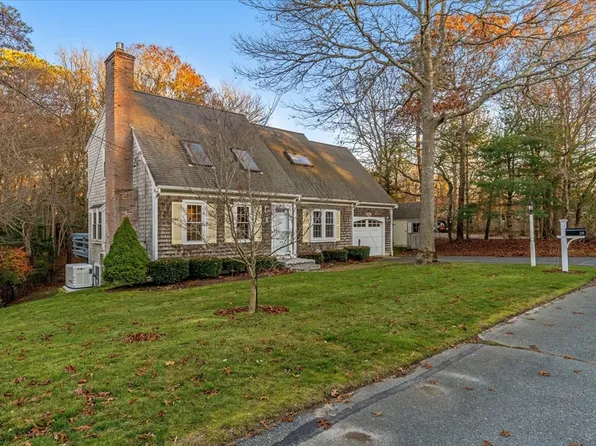 28 Peacock Dr, Barnstable, MA 02630