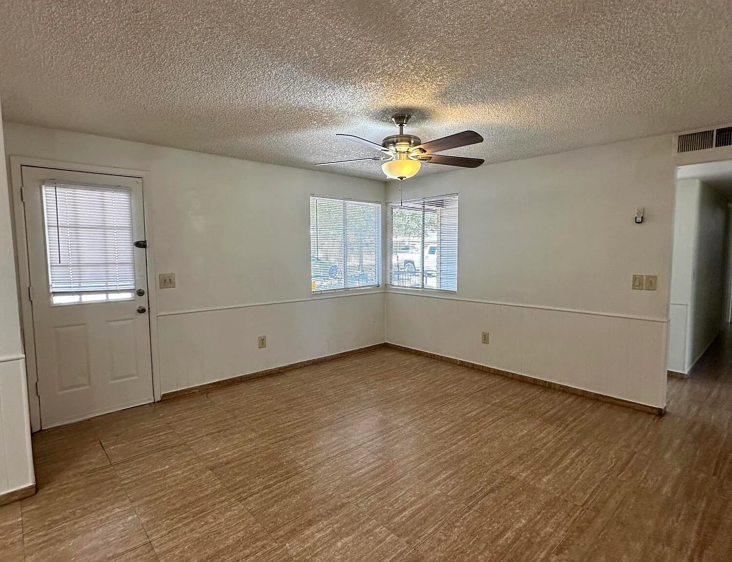 3 bed, 2.0 bath, 1627 sqft, $1,900 — Photo 4
