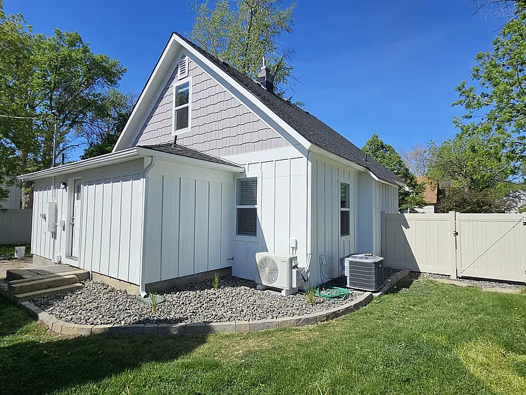 1530 S Vermont Ave — Photo 2