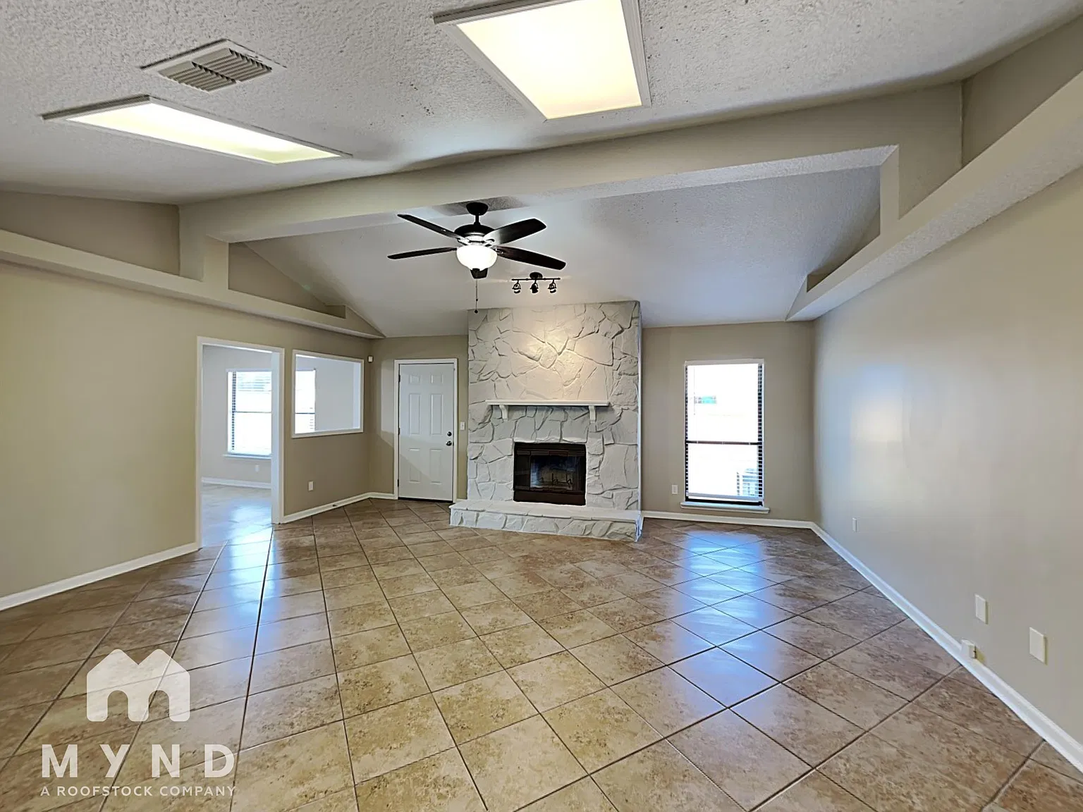 3 bed, 2.0 bath, 1622 sqft, $1,949 — Photo 3