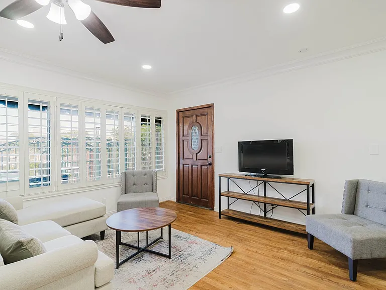 9031 Phyllis Ave #2 — Photo 6