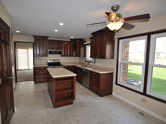 4th image of 37 Pottowattomie Ct