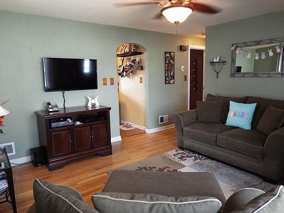 Living Room (14x14) Hardwood