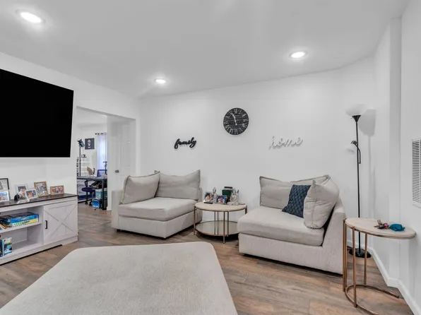 76 West 25th Street image 15 of 21