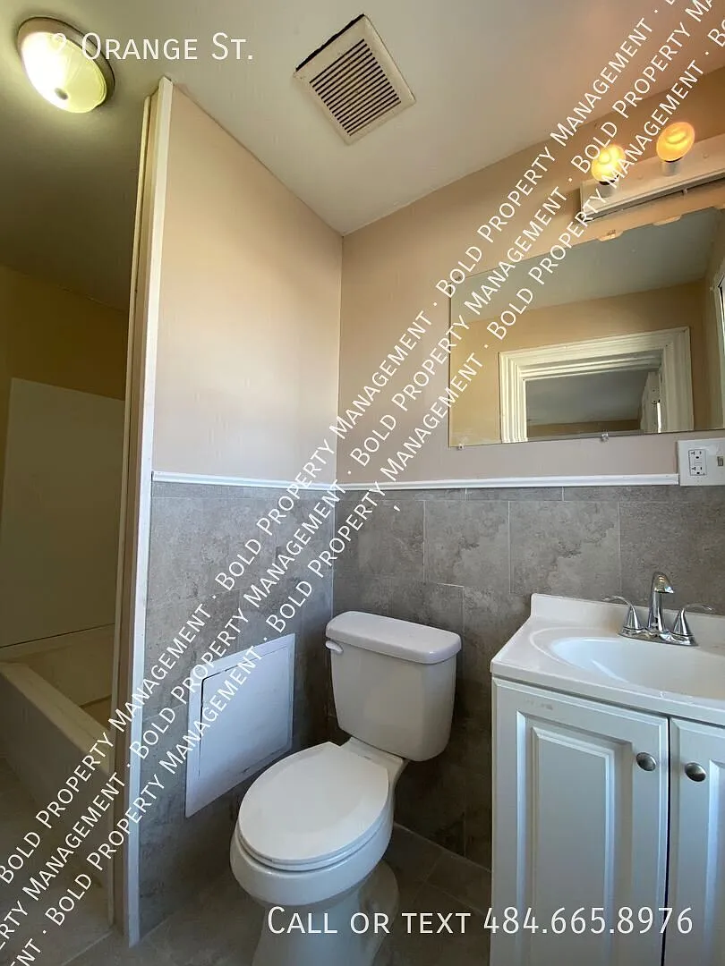 4 bedroom single family home in Reading — Photo 4