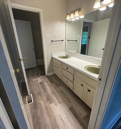 5th image of 30 Carolane Dr