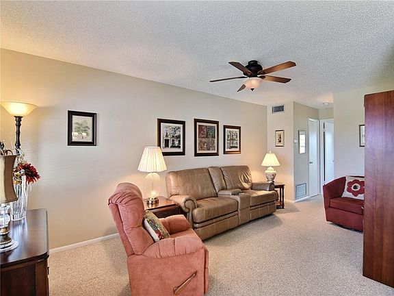 4th image of 67 Royal Oak Dr