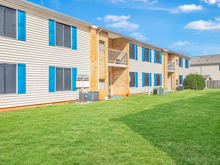 Signal Hill Apartments and Towhomes — Photo 3