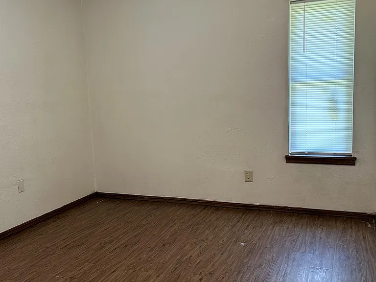 214 Falcon Ct — Photo 24